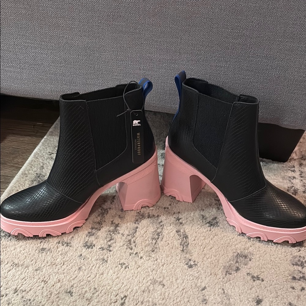 Stylish Sorel Black and Pink Women's Boots sizes 10-new!